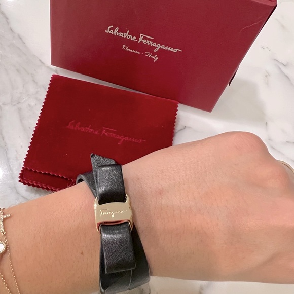 Used Salvatore Ferragamo Vara Bow Adjustable Bracelet Black leather and gold - Picture 3 of 4